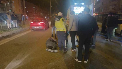 Motosiklet yayaya çarptı: 2 yaralı