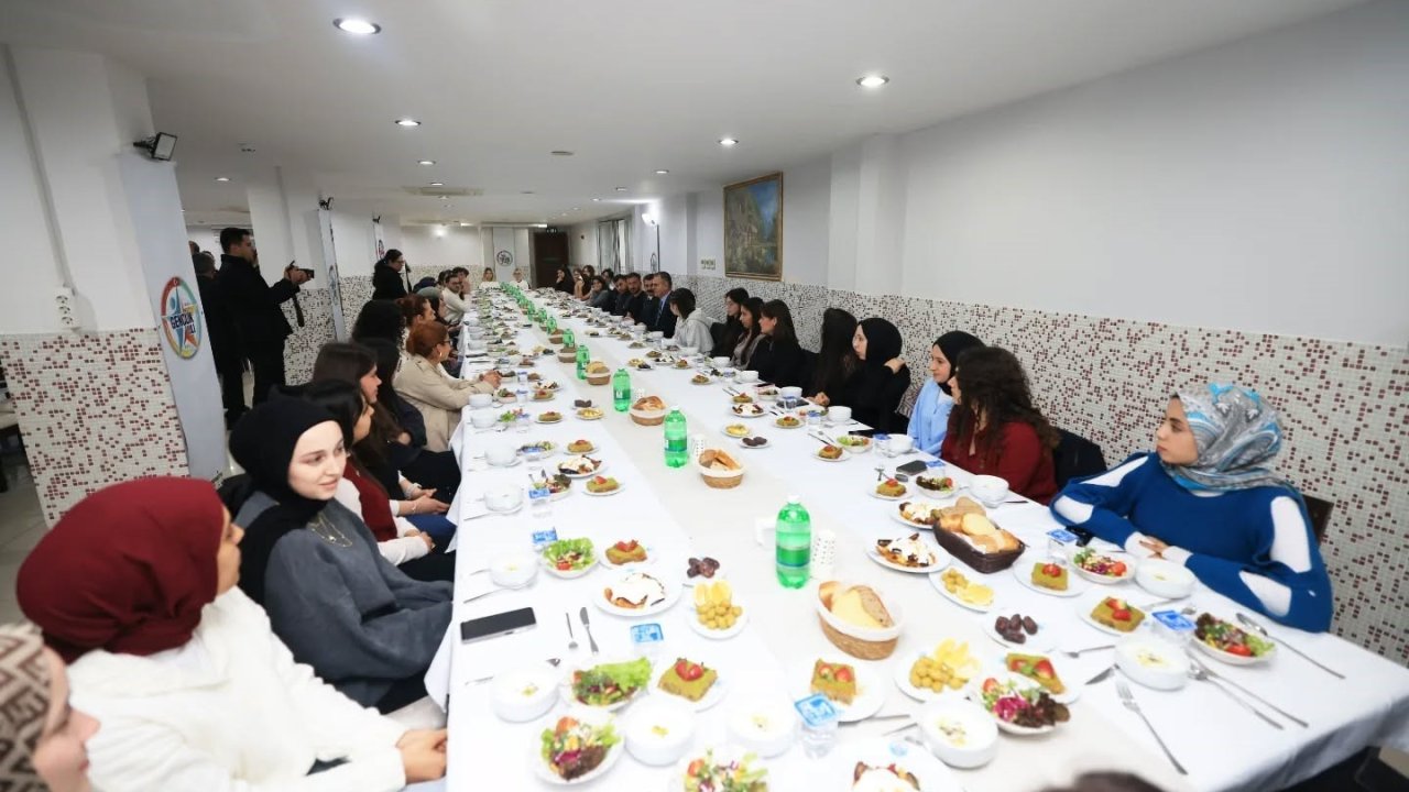 Muğla Valisi Dr. Akbıyık, Köyceğiz’de düzenlenen iftarda gençlerle sohbet etti