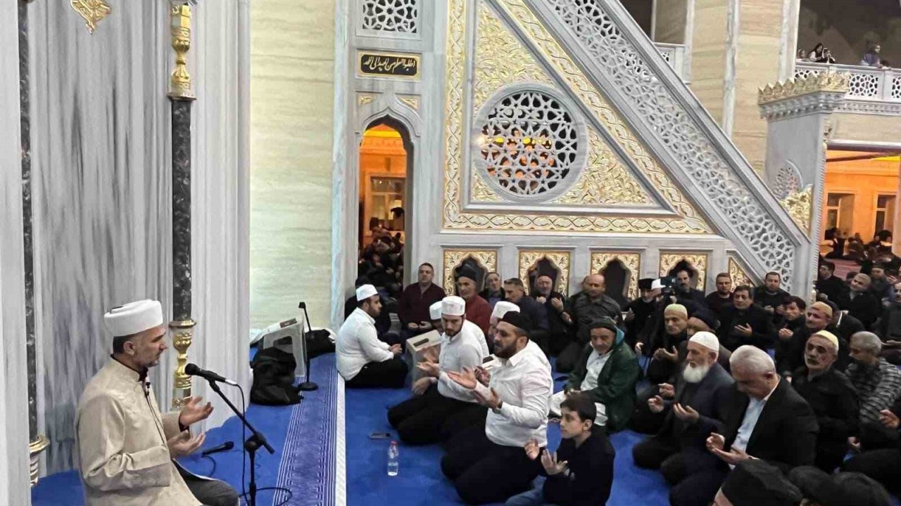 Muş’ta Berat Kandili’nde camiler doldu taştı