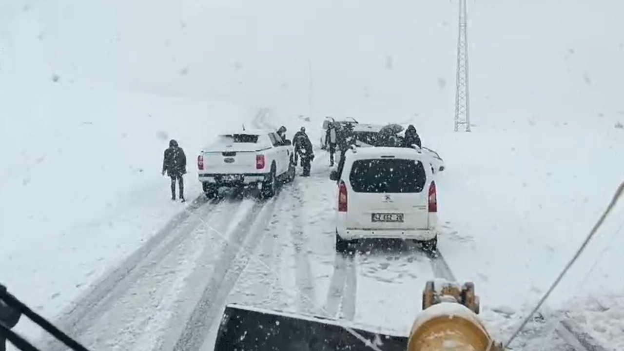 Muş’ta fırtına nedeniyle mahsur kalan 3 araç kurtarıldı