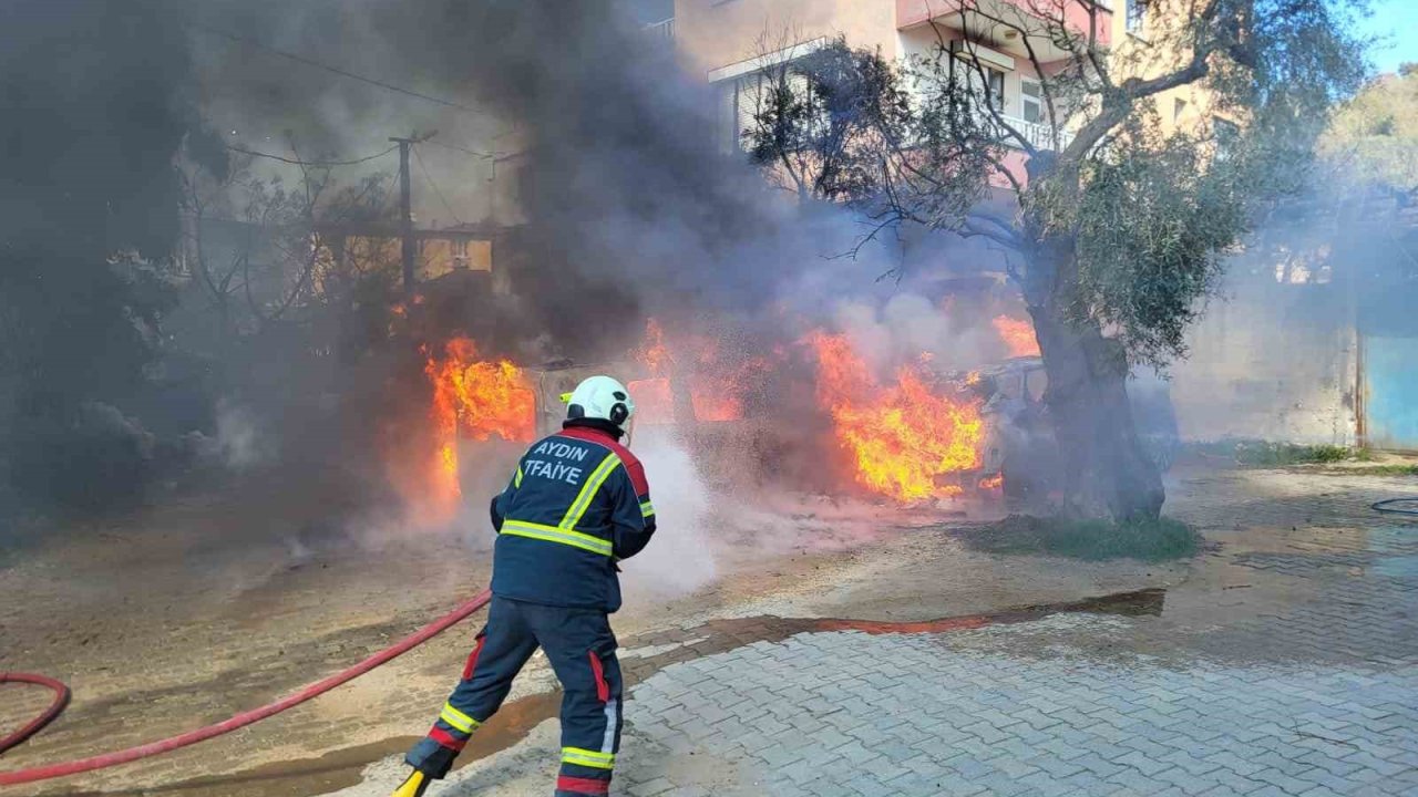 Nazilli’de feci yangın: İki otomobil saniyeler içerisinde kül oldu