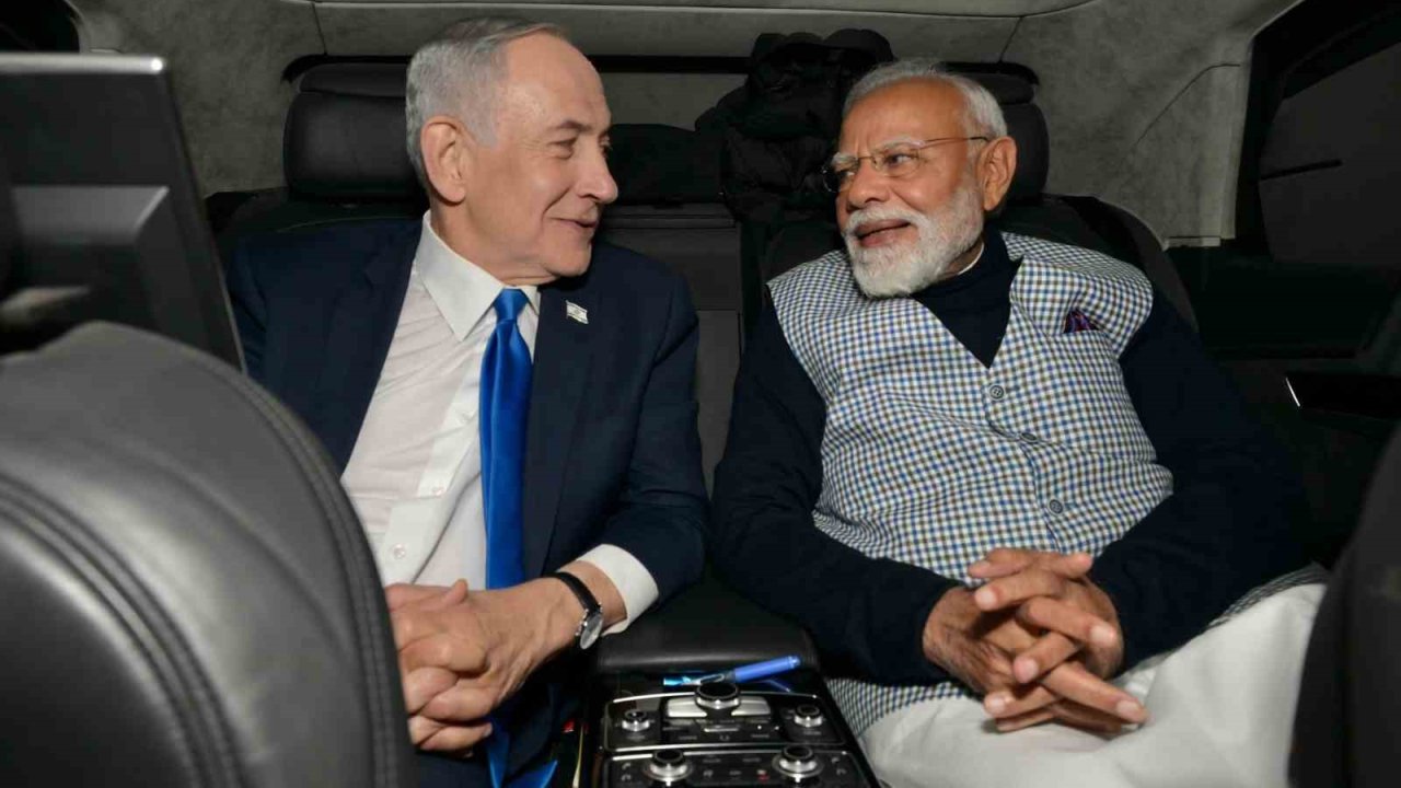 Netanyahu, Hindistan Başbakanı Modi’yi Hint kıyafeti giyerek karşıladı