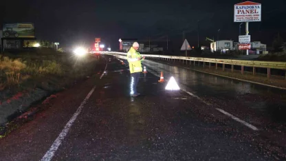 Nevşehir’de yolda oluşan çukurlar, 5 aracı yolda bıraktı