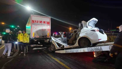 Niğde’de feci kaza: Tıra çarpan otomobilin sürücüsü hayatını kaybetti