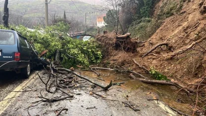 Ödemiş’te heyelan: Göçük altında kalan araç hurdaya döndü