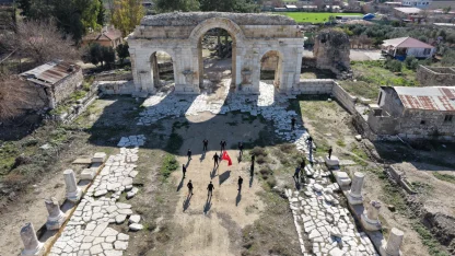 Öğrenciler Anvarza’da zeybek oynadı