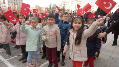 Öğrenciler ikinci döneme ’Bayrak Sevgisi’ temasıyla başladı