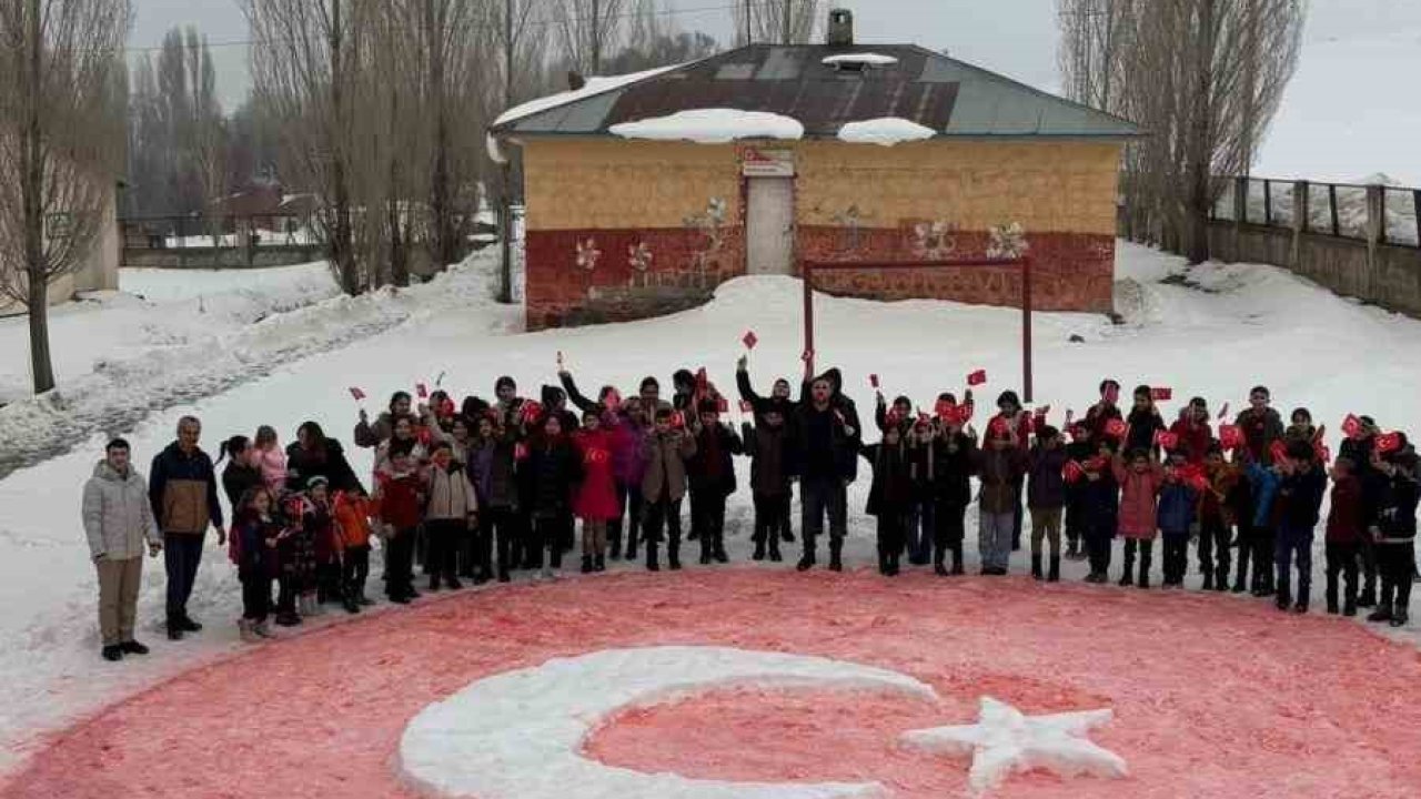 Öğrenciler kardan Türk bayrağı yaptı