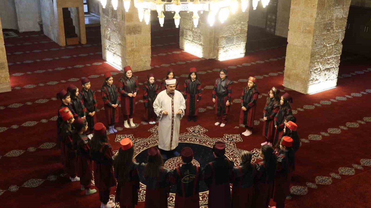 Öğrenciler, Ramazan coşkusunu sokaklara taşıdı