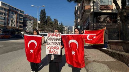 Öğrencilerin bayrak sevgisi yollara taştı: Sürücüler karşılıksız bırakmadı