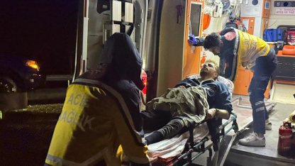 Önce refüje ardından bariyerlere çarptı: 2 yaralı