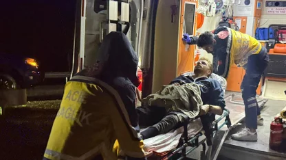 Önce refüje ardından bariyerlere çarptı: 2 yaralı