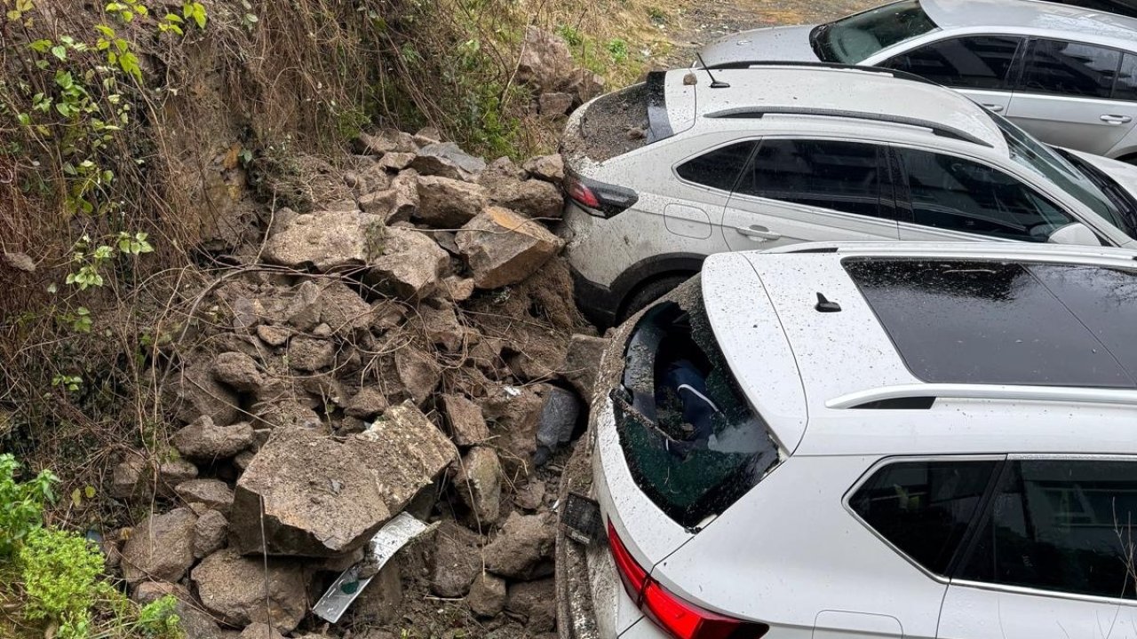 Ordu’da tarihi evin istinat duvarı araçların üzerine devrildi