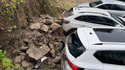 Ordu’da tarihi evin istinat duvarı araçların üzerine devrildi