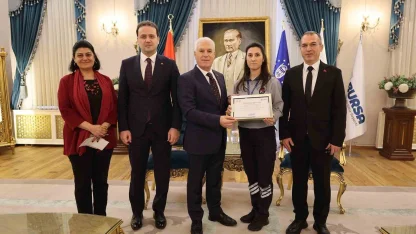 Örnek güvenlik görevlisine Başkan Bozbey’den tebrik