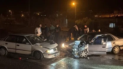 Osmaniye’de iki otomobil kafa kafaya çarpıştı: 4 yaralı