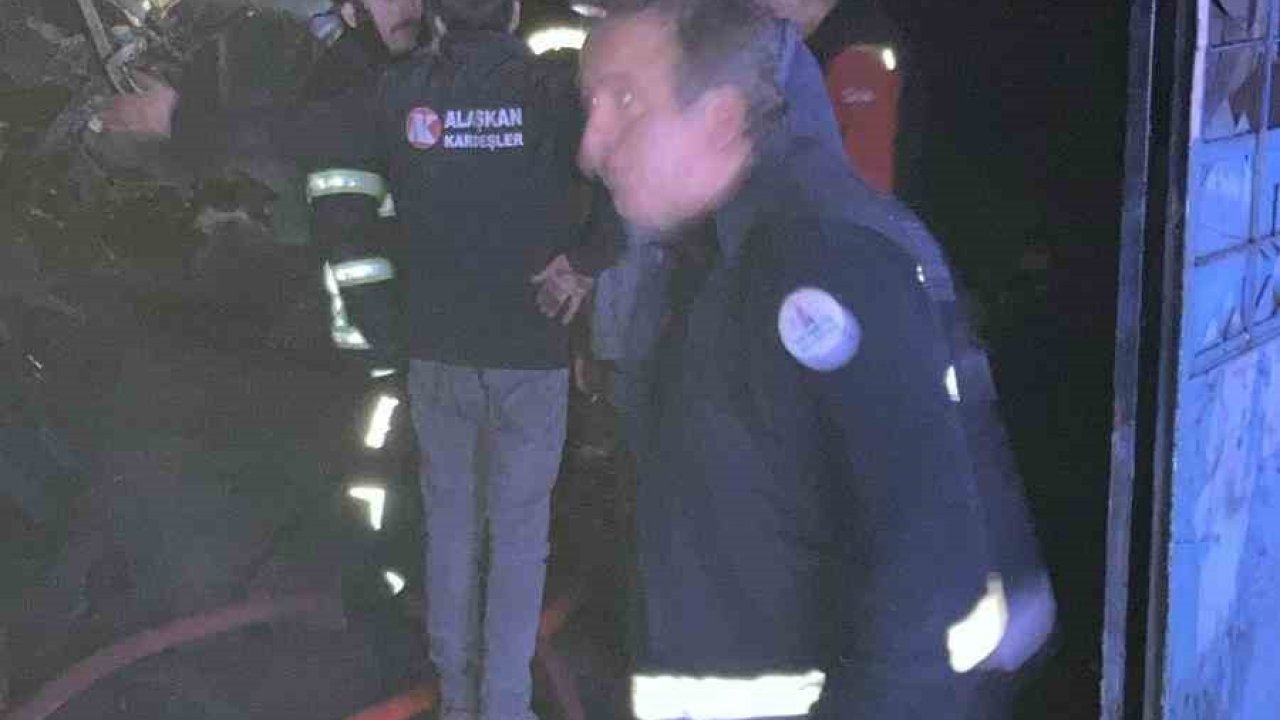 Oto döşeme dükkanı çıkan yangında küle döndü