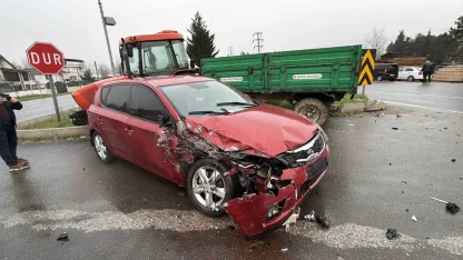 Otomobil ile traktör çarpıştı: 2 yaralı