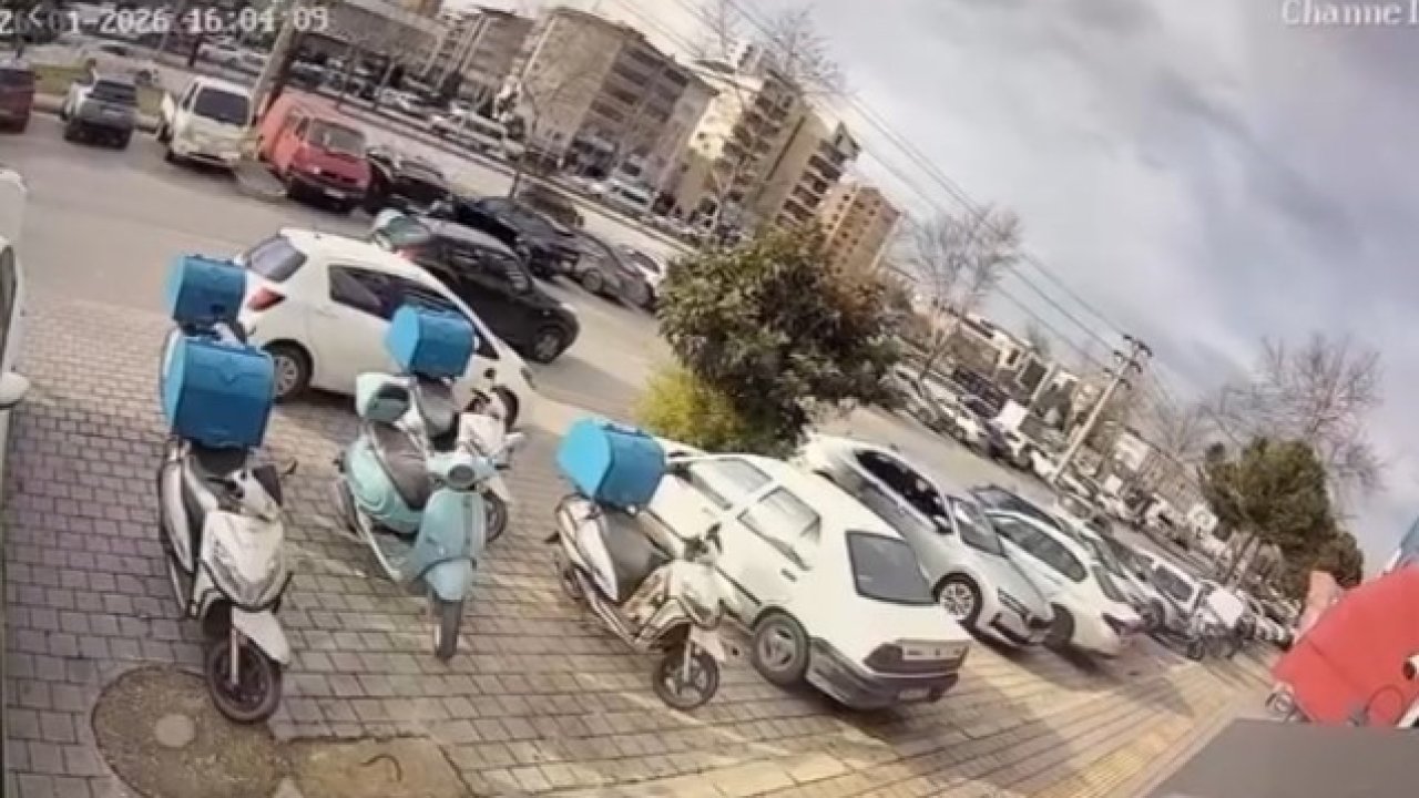 Otomobil sürücüsü ile motosikletli kurye arasındaki gerginlik kamerada