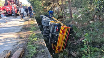 Otomobile çarpıp şarampole devrildi: 1 yaralı
