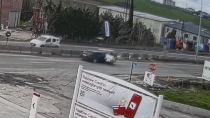 Otomobille çarpışan elektrikli bisiklet sürücüsü hayatını kaybetti