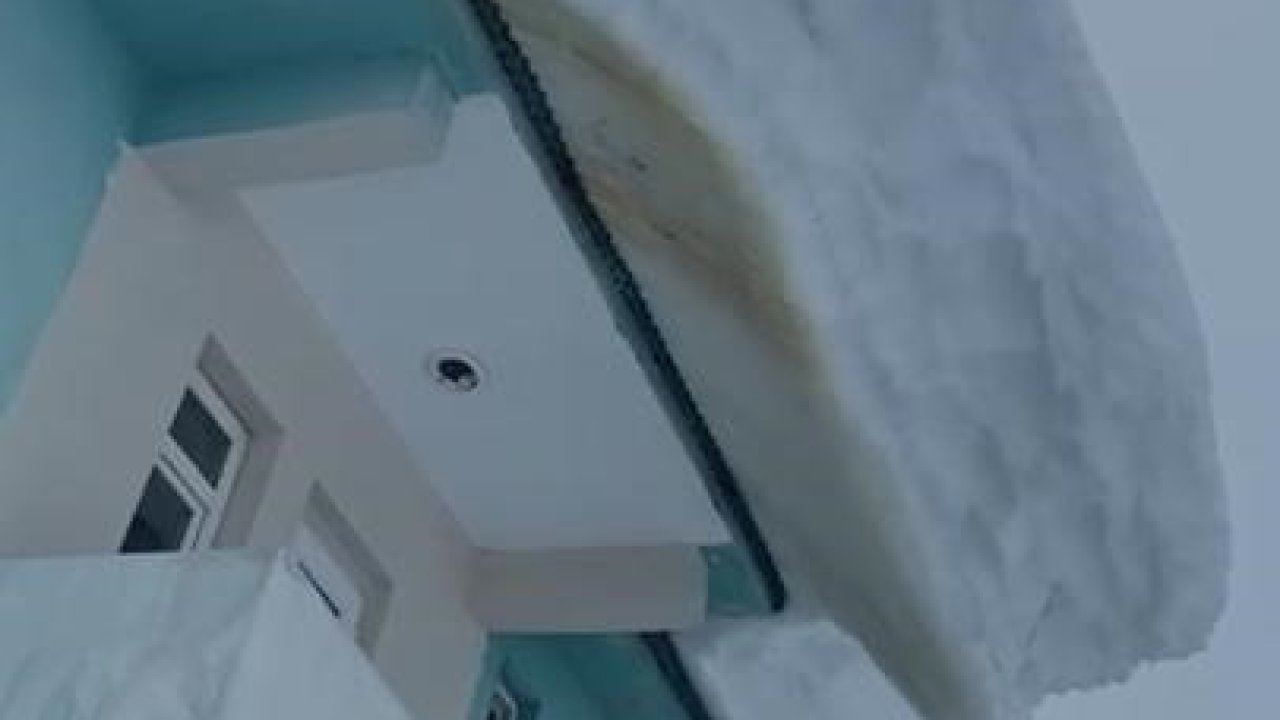 Ovacık’ta bina çatılarında sarkan kar kütleleri hayrete düşürdü