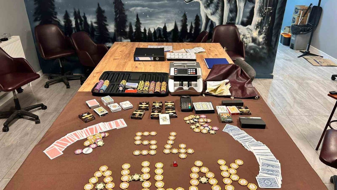 Özel davetiyeli poker masasına emniyet operasyonu: 18 kişiye toplam 208 bin lira ceza
