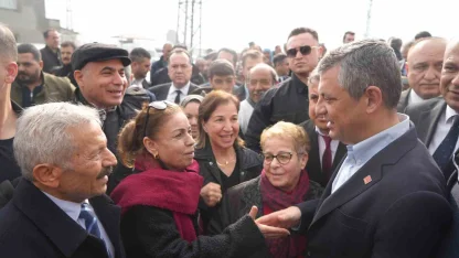 Özgür Özel Nurdağı’nda depremzedelerle bir araya geldi