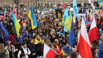 Paris’te Ukrayna’ya destek yürüyüşü