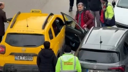 Park halindeki aracın açılan kapısına taksi çarptı