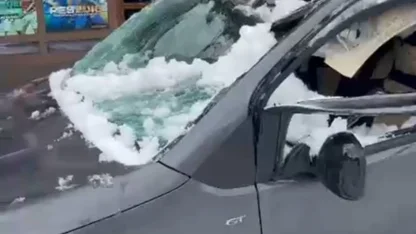 Park halindeki aracın üzerine çatıdan kar kütlesi düştü