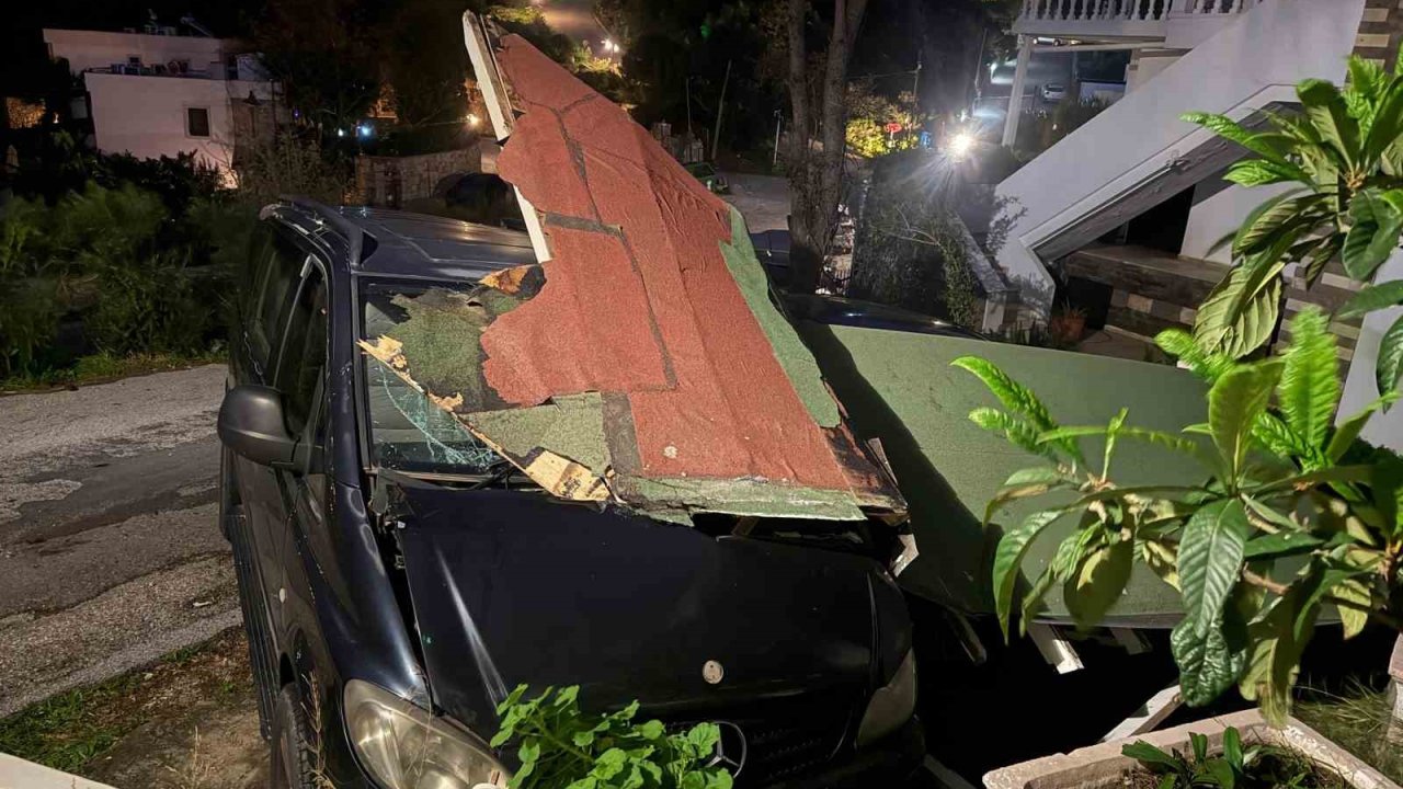 Park halindeki araçların üzerine yıkıldı