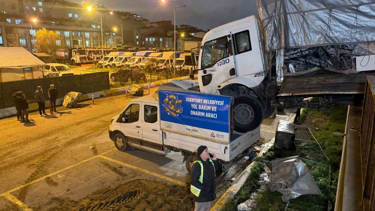 Park halindeki kamyon hareket edip başka aracın üzerine düştü: O anlar kamerada