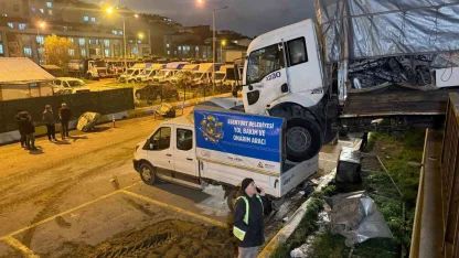 Park halindeki kamyon hareket edip başka aracın üzerine düştü: O anlar kamerada