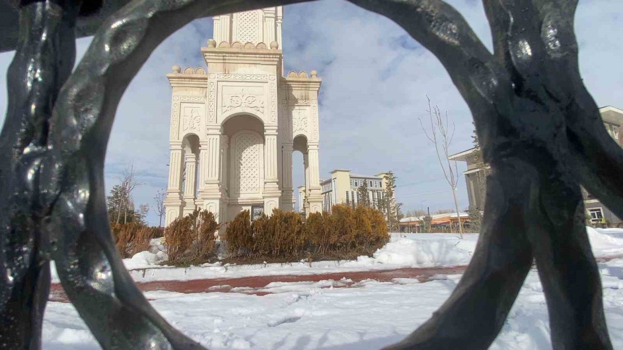 Patnos’ta muhteşem kar yağışı manzarası