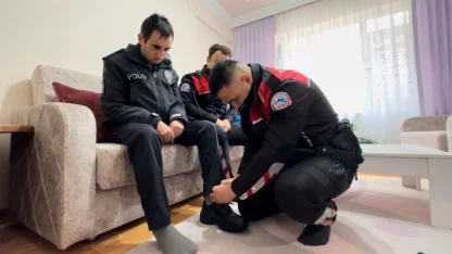 Polis sevdalısı engelli genç üniforma ile devriye görevine katıldı