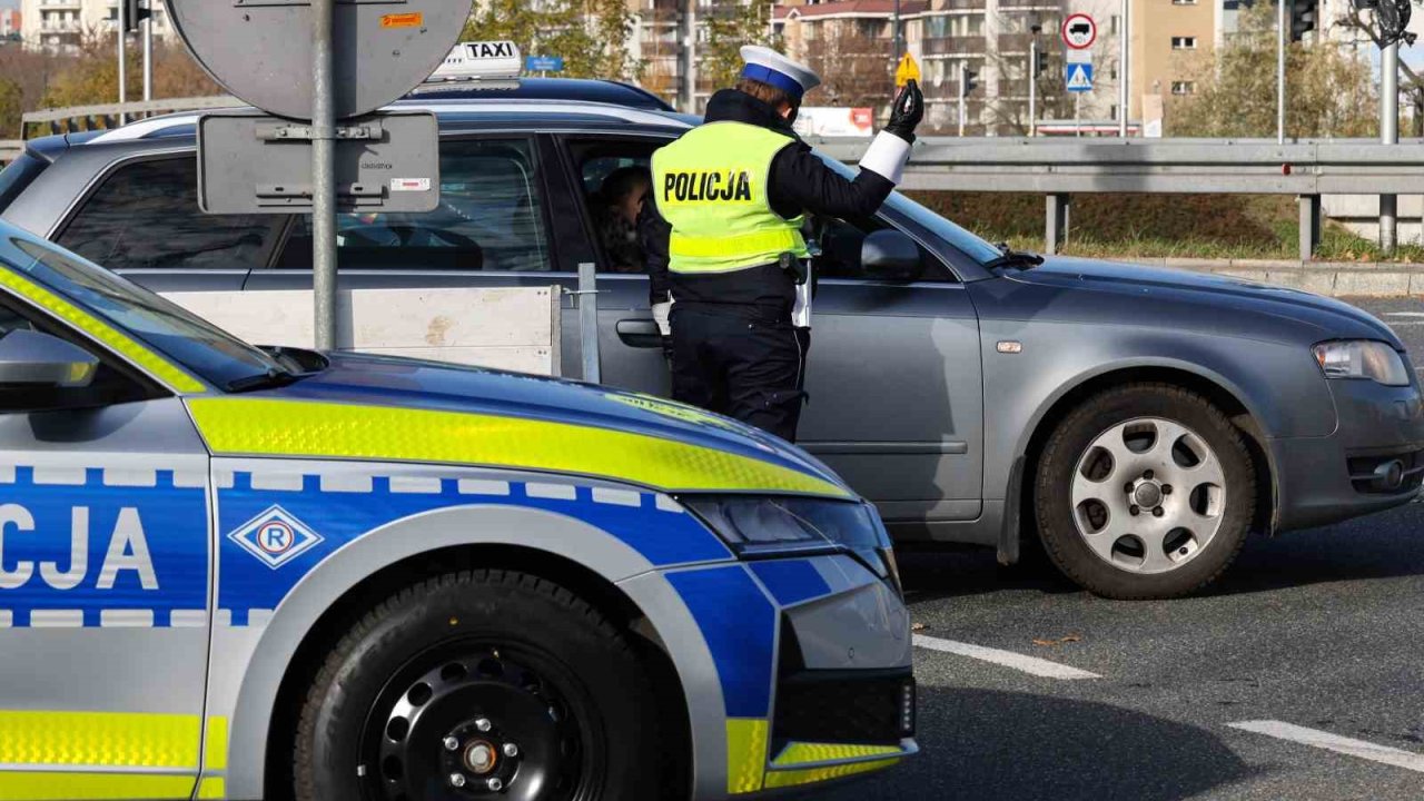 Polonya’da denetim yapan polis ile çevirdiği sürücü uyuşturucu etkisi altında çıktı