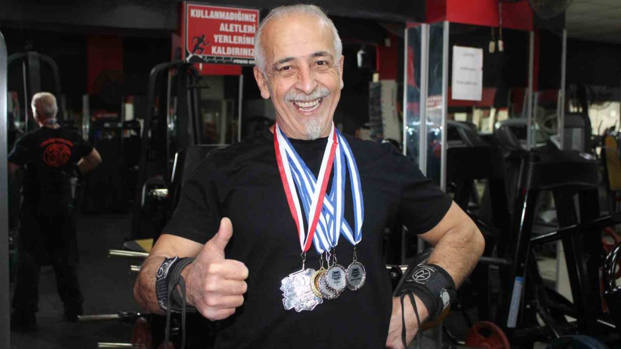 Rakip bulamayan ve gençlerle yarışan 65 yaşındaki Hakkı Bozat 420 kilo kaldırdı
