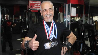 Rakip bulamayan ve gençlerle yarışan 65 yaşındaki Hakkı Bozat 420 kilo kaldırdı