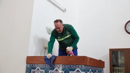 Ramazan ayı öncesi Arnavutköy’de camiler gül suyu ile temizleniyor