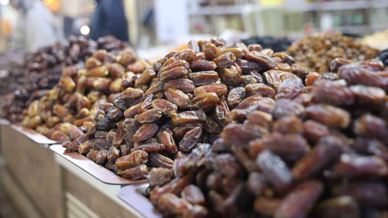 Ramazan ayının vazgeçilmezi hurma, tezgahlarda yerini aldı