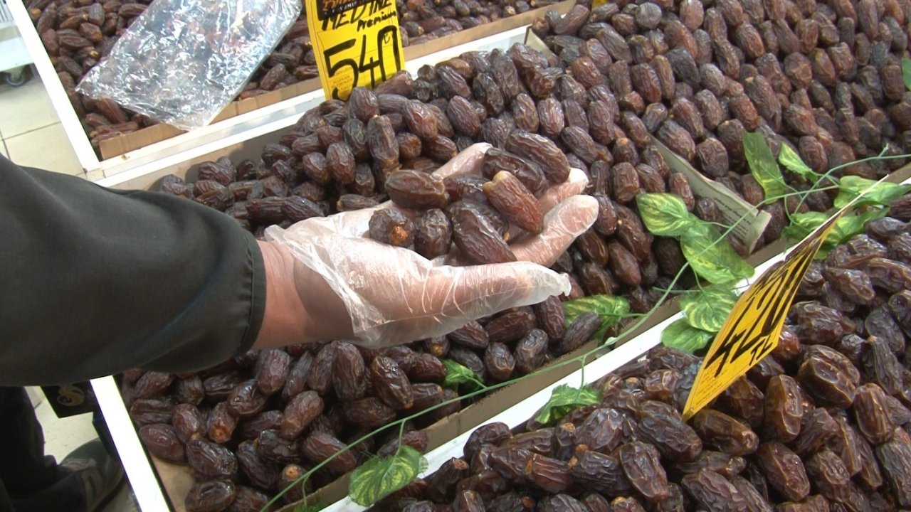 Ramazan Ayı’nın yaklaşmasıyla hurma ve helva satışları yoğunlaştı