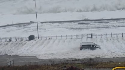 Rize’de dev dalgalar Karadeniz Sahil Yolu’na ulaştı