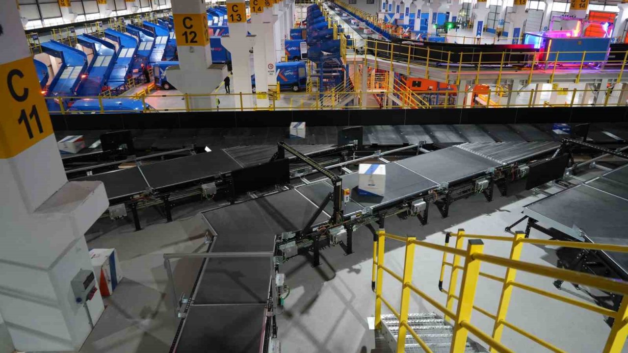 Saatte 25 bin kargo, insan eli değmeden bir araçtan diğerine yükleniyor