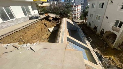 Sağanak sonrası apartman bahçesindeki havuz çöktü, 7 katlı apartman tahliye edildi