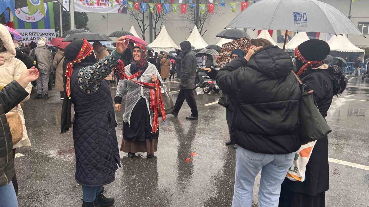 Sağanak yağışa aldırış etmeyen Ümraniyeliler Hamsi Festivali’nde buluştu