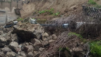 Sağanak yağmur okulun istinat duvarını yıktı