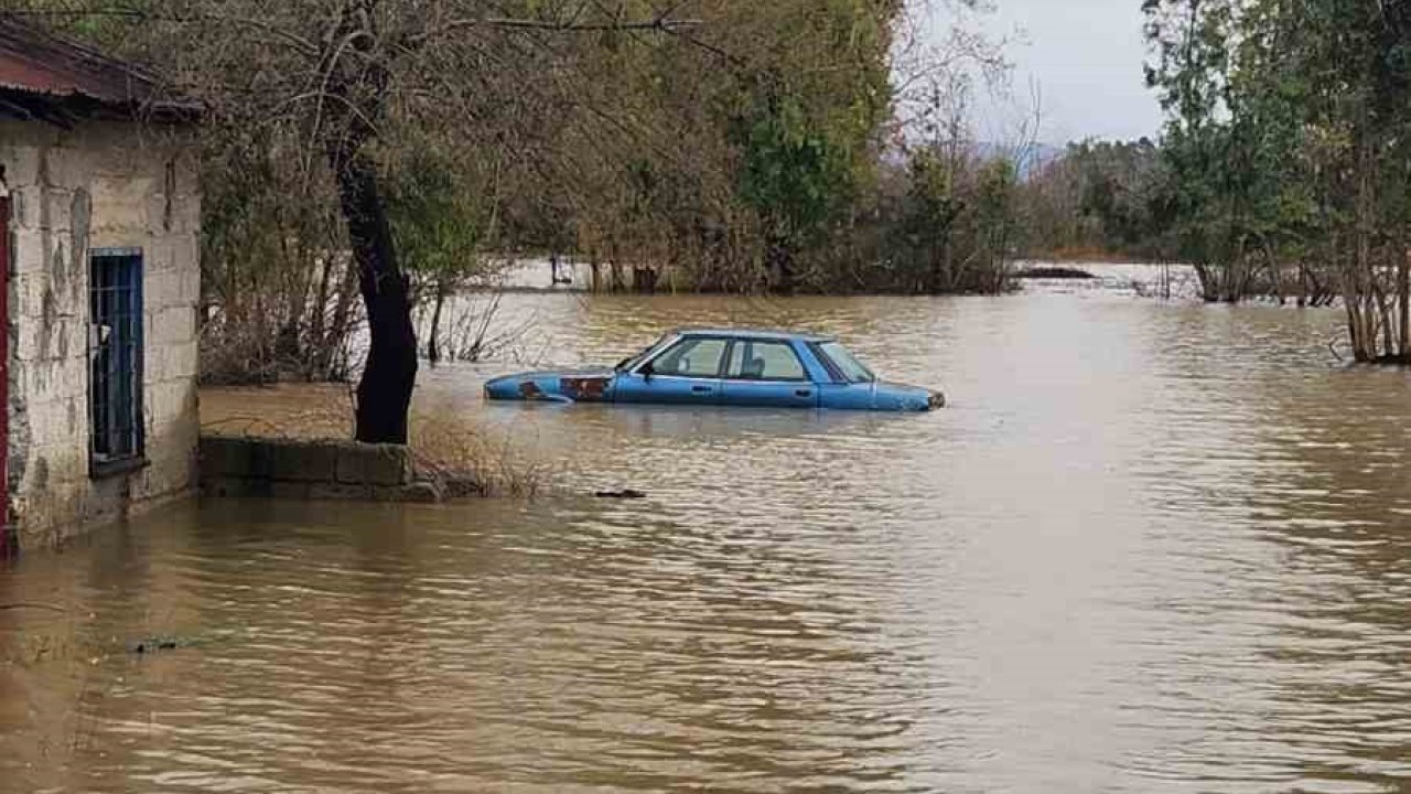 Sağanak yağmurdan sonra şaşırtan görüntü, dağda devasa şelaleler oluştu