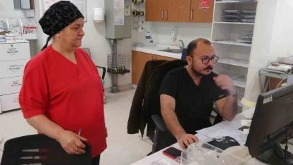 Sağlık çalışanı anne ve oğul birlikte hayat kurtarıyor