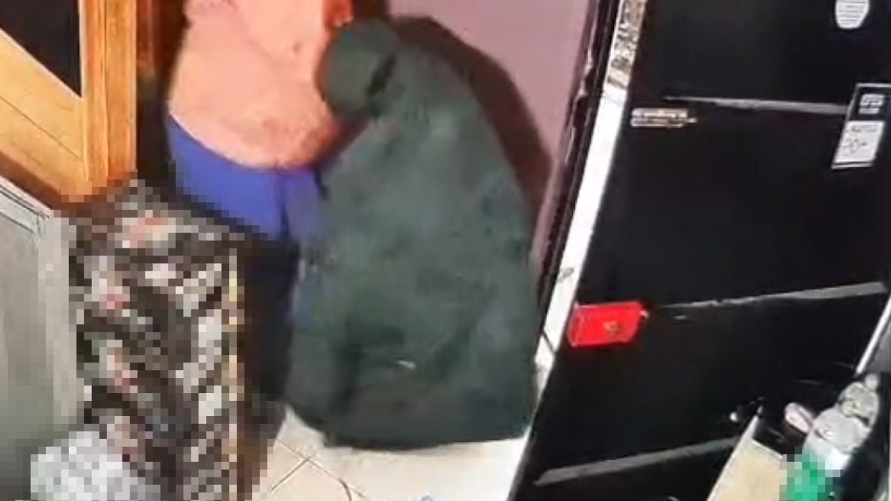 Sahibiyle samimiyet kurduğu iş yerinden önce çöpleri, sonra 250 karton sigarayı çıkarttı